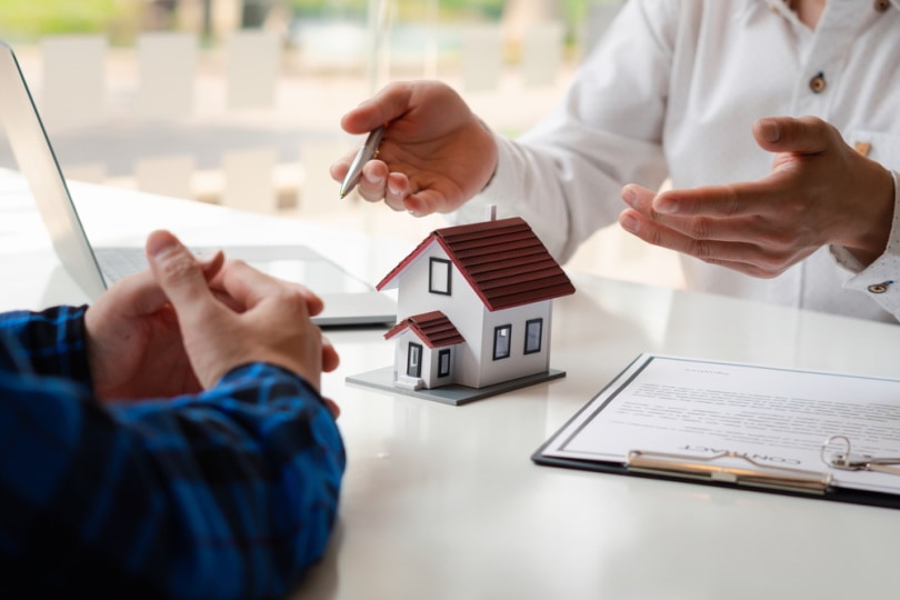 agent discussing home insurance