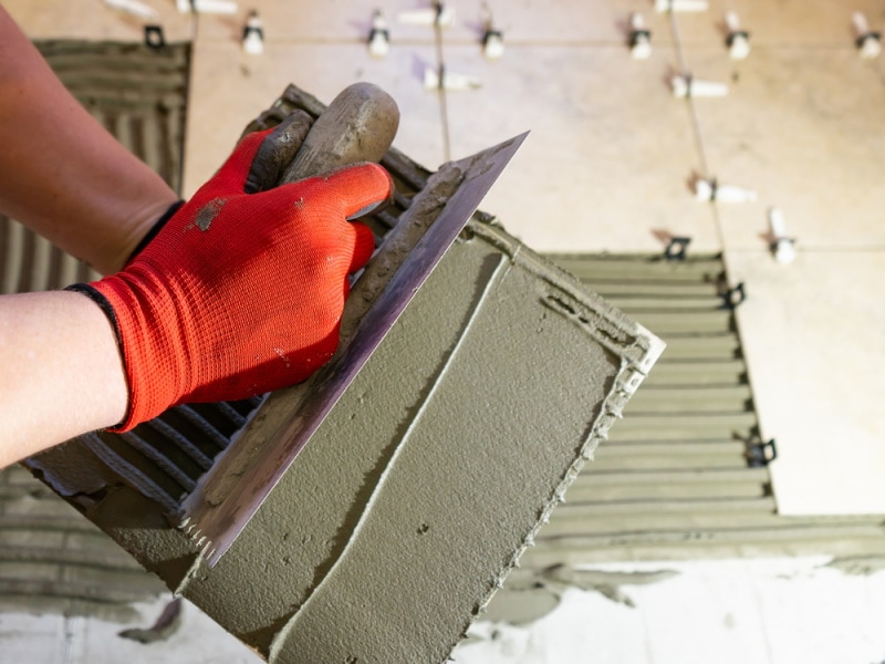 applying thinset mortar on tiles