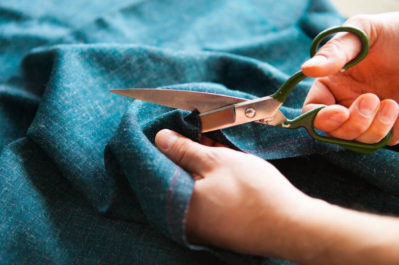 Cutting a fabric cloth