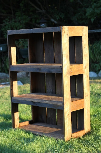 DIY Pallet bookshelf