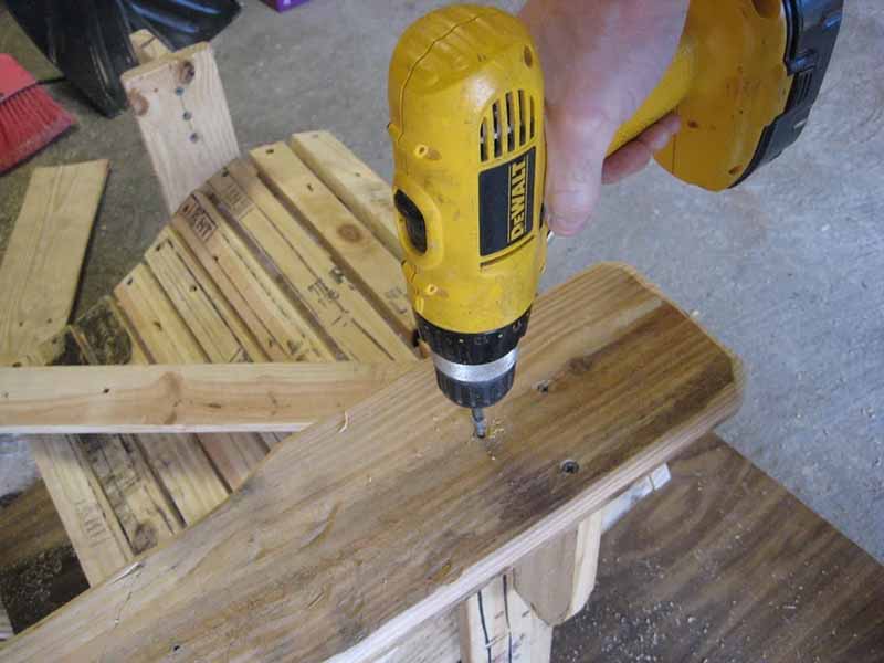 DIY Pallet Chairs