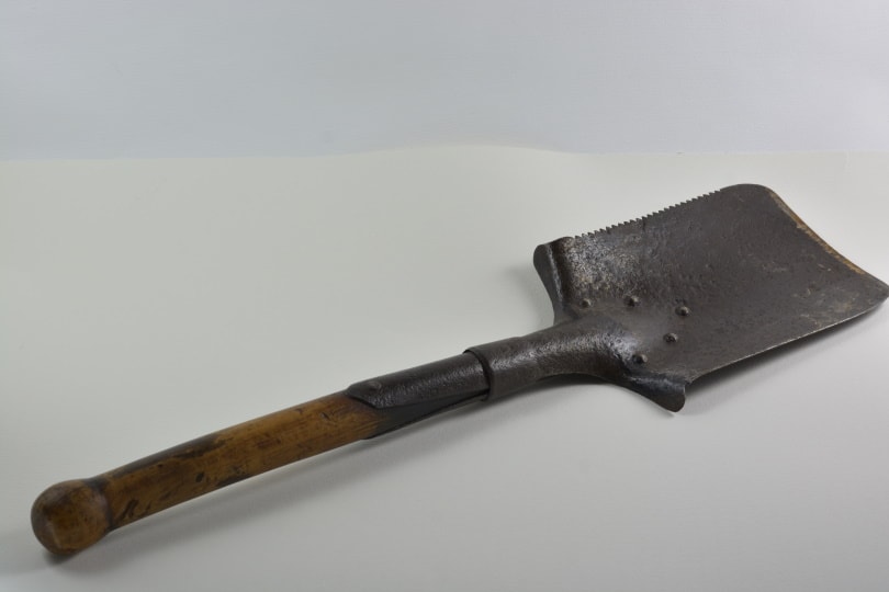 Entrenching tool