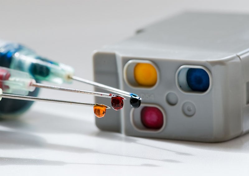 Ink cartridge refuelling with the syringe