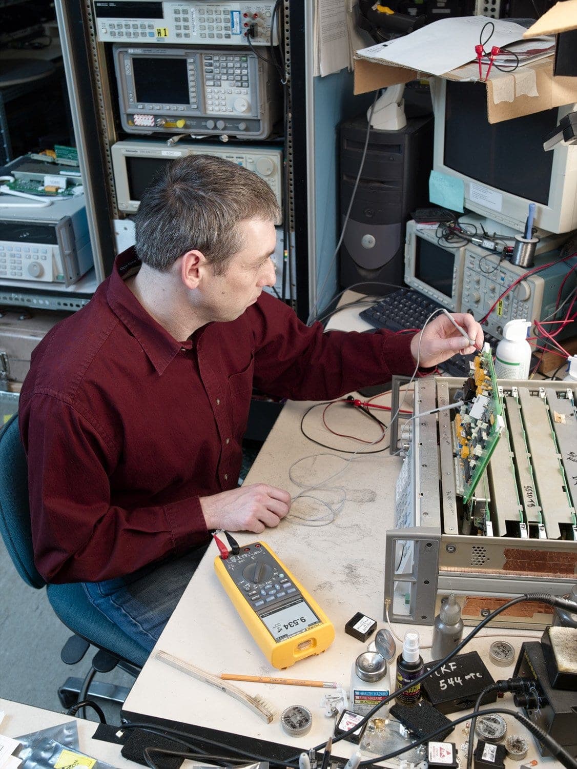 man using Fluke 287 True-RMS Logging Multimeter