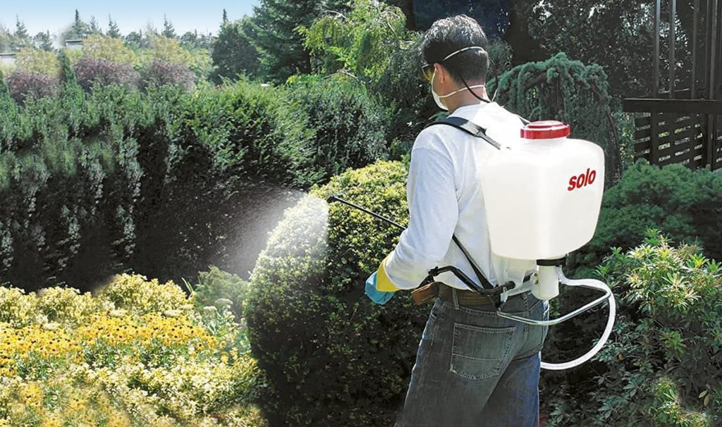 man using Solo 425 4-Gallon Professional Piston Backpack Sprayer