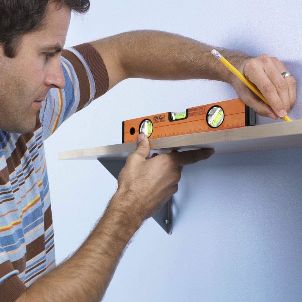 man using TACKLIFE MT-L03 Alloy Magnetic Torpedo Level