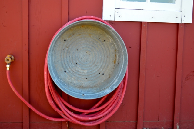 Metal washtub as hose reel