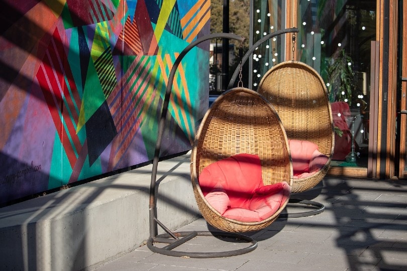 outdoor swinging chairs