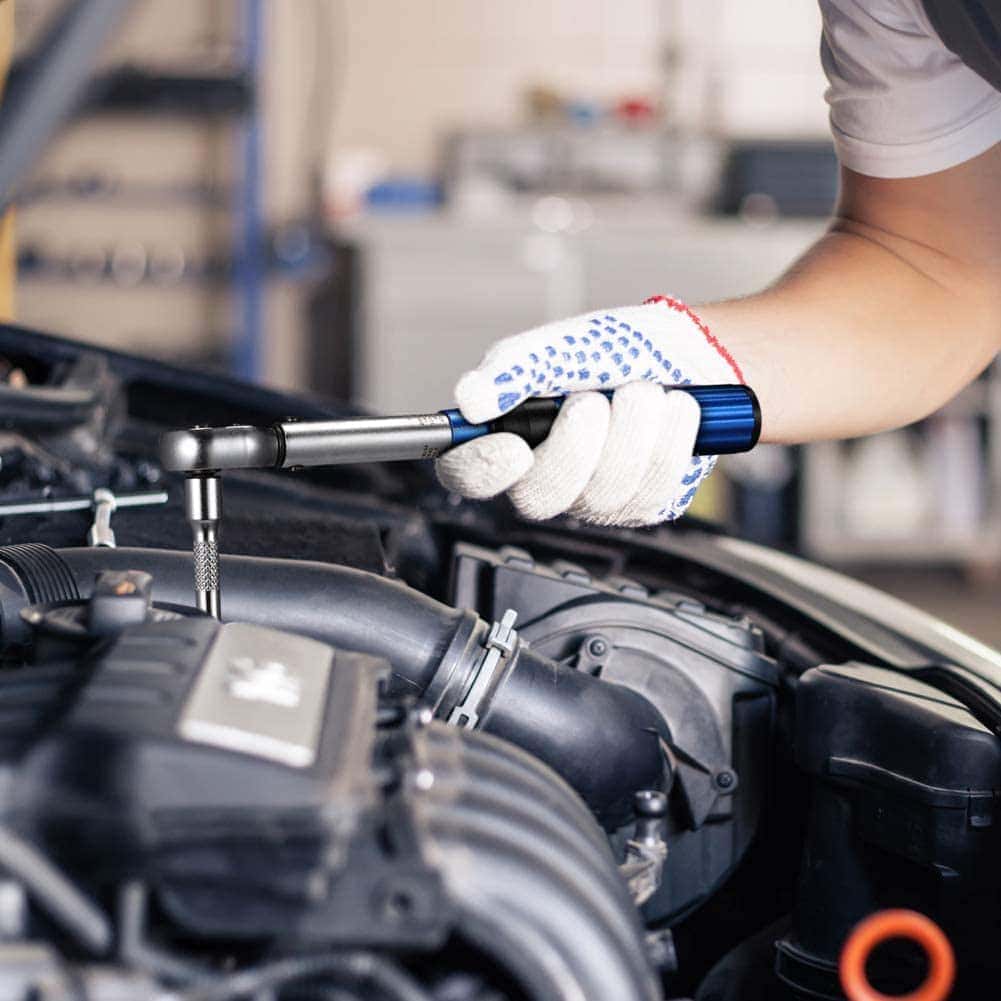 person using BULLTOOLS 1:4-inch Drive Dual-Direction Click Torque Wrench