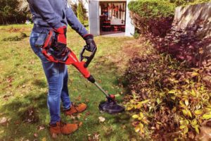 person using CRAFTSMAN CMCST900D1 WEEDWACKER