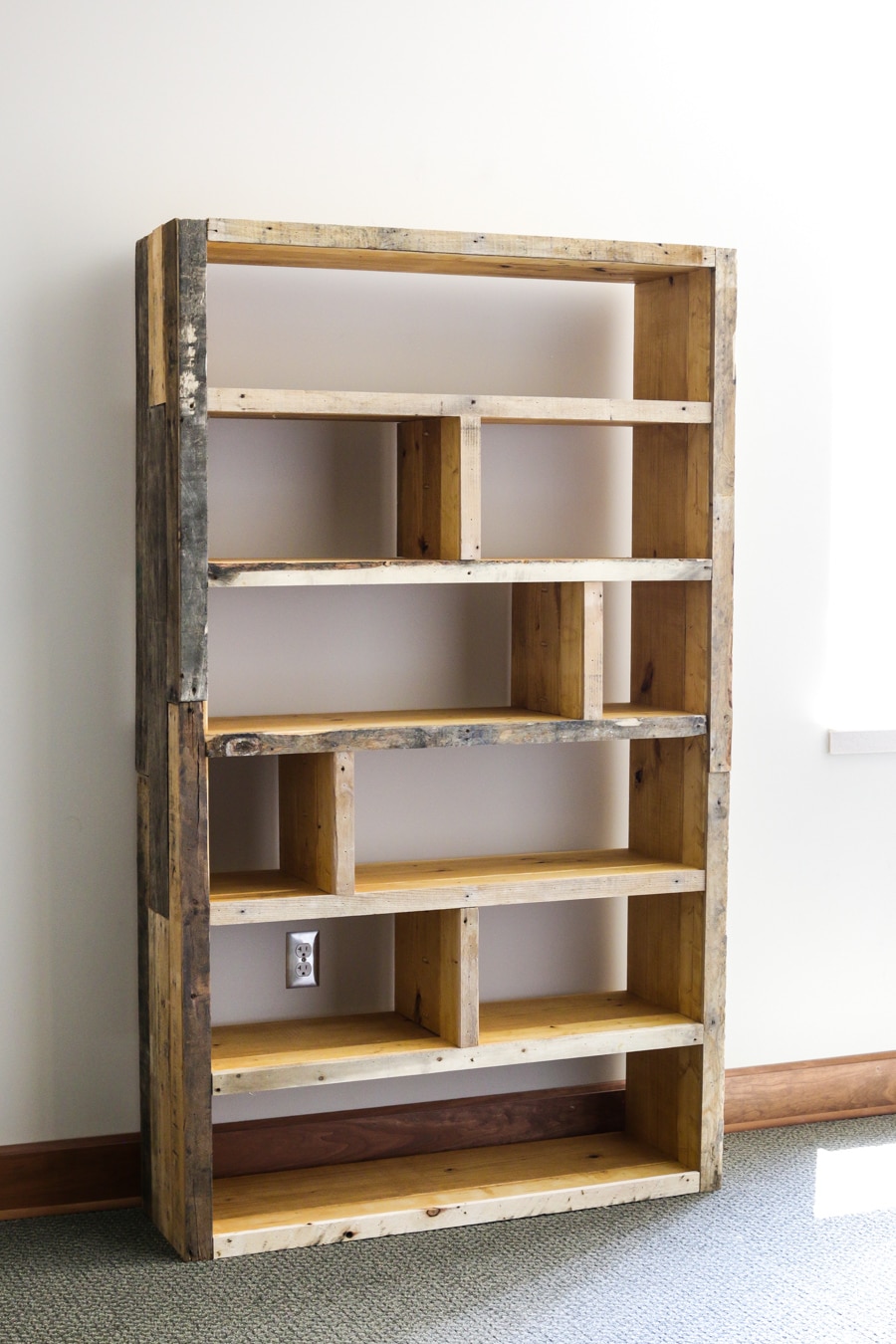 Rustic pallet bookshelf
