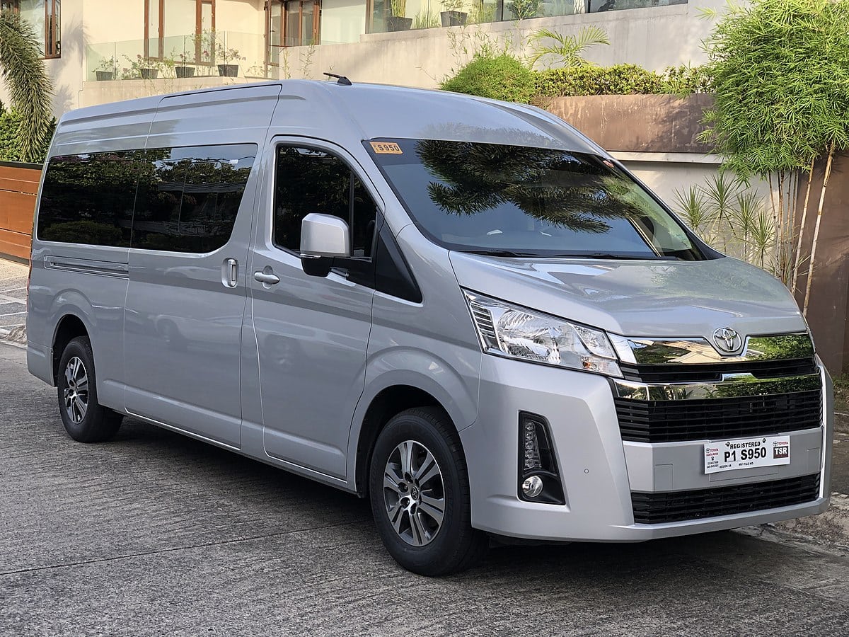 Toyota HiAce GL Grandia Tourer van front