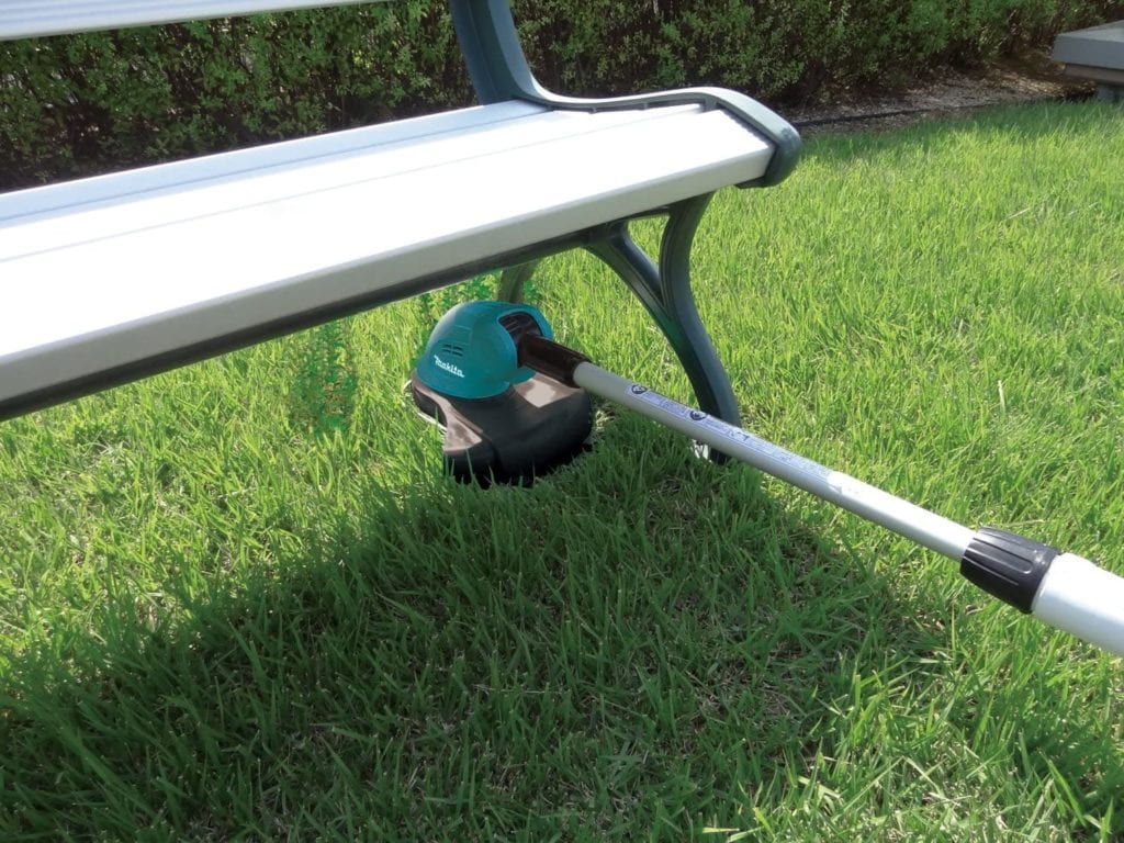 using Makita XRU02Z Cordless String Trimmer