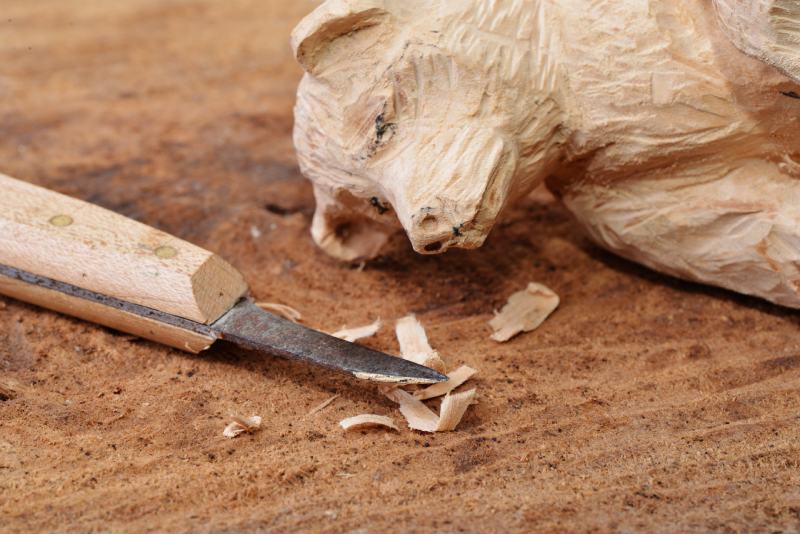 wood carving knife some wood shavings of a bear