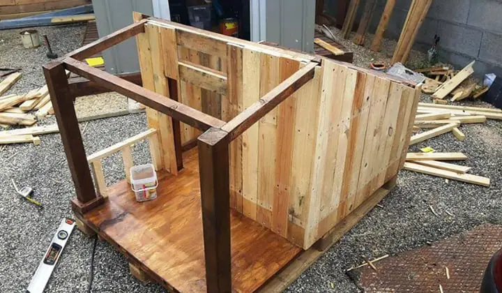 Pallet dog house
