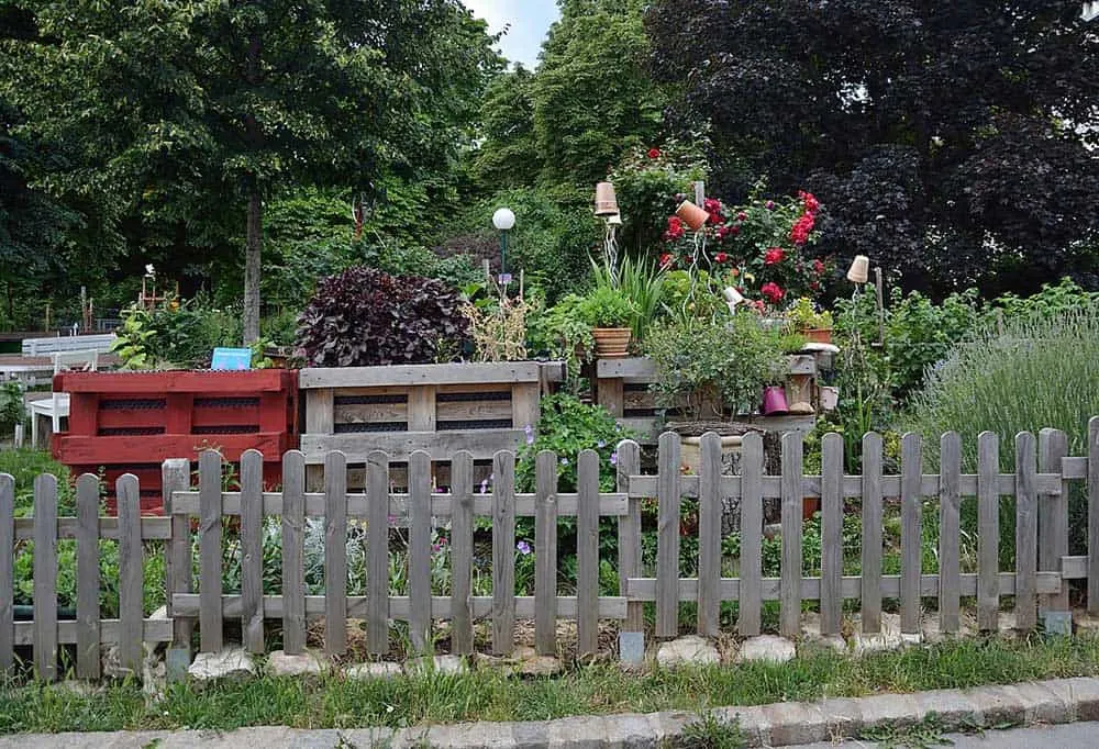 pallet garden fence