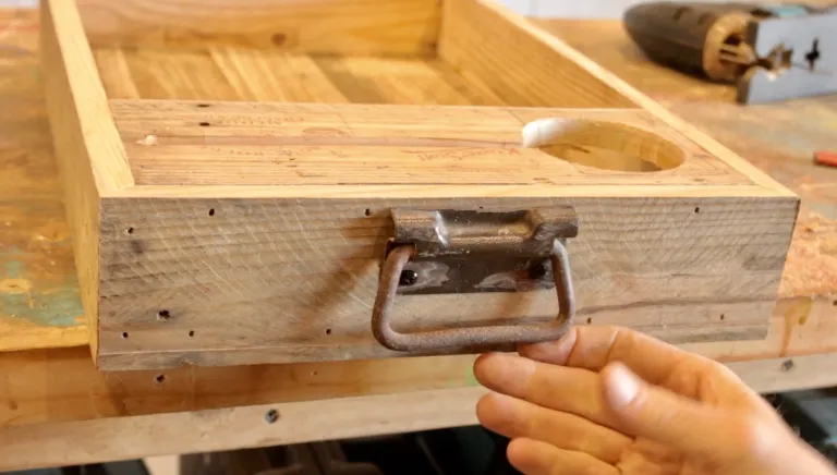Pallet serving tray