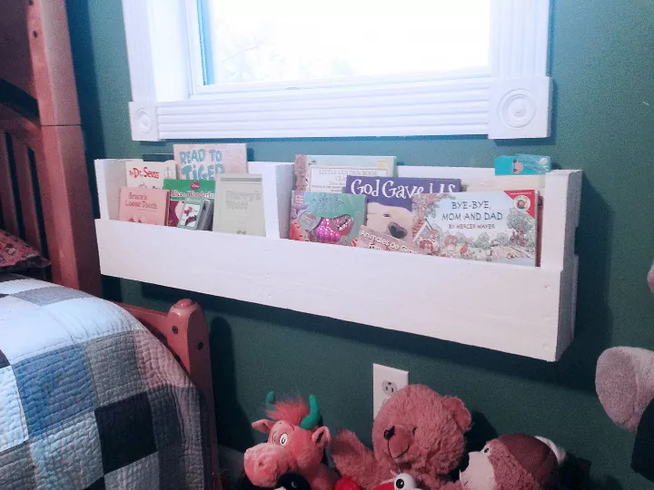 Simple pallet bookshelf