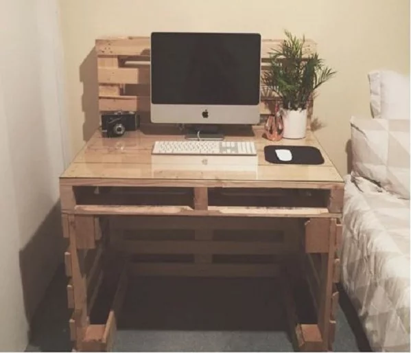 Simple pallet desk